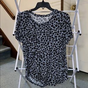 Gray leopard print tee.